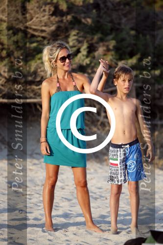 ibiza 17 juli 2013
Wendy Lizzy en Sem v Dijk en Erland Galjaard met zijn dochter Elena op het strand van Salinas. Ook de moeder van de Wendy was gezellig mee.
Peter Smulders bv