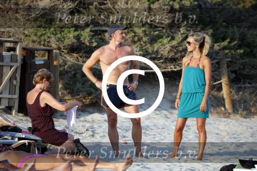 ibiza 17 juli 2013
Wendy Lizzy en Sem v Dijk en Erland Galjaard met zijn dochter Elena op het strand van Salinas. Ook de moeder van de Wendy was gezellig mee.
Peter Smulders bv