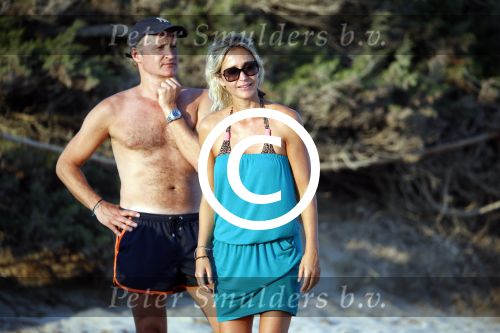 ibiza 17 juli 2013
Wendy Lizzy en Sem v Dijk en Erland Galjaard met zijn dochter Elena op het strand van Salinas. Ook de moeder van de Wendy was gezellig mee.
Peter Smulders bv