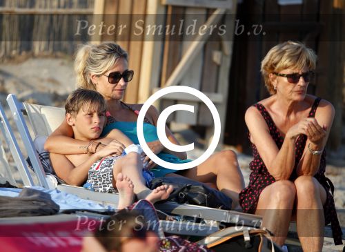 ibiza 17 juli 2013
Wendy Lizzy en Sem v Dijk en Erland Galjaard met zijn dochter Elena op het strand van Salinas. Ook de moeder van de Wendy was gezellig mee.
Peter Smulders bv