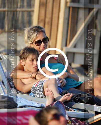 ibiza 17 juli 2013
Wendy Lizzy en Sem v Dijk en Erland Galjaard met zijn dochter Elena op het strand van Salinas. Ook de moeder van de Wendy was gezellig mee.
Peter Smulders bv