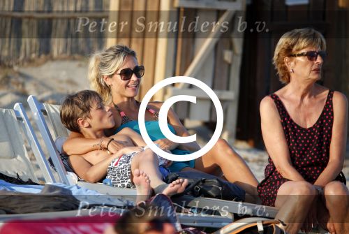 ibiza 17 juli 2013
Wendy Lizzy en Sem v Dijk en Erland Galjaard met zijn dochter Elena op het strand van Salinas. Ook de moeder van de Wendy was gezellig mee.
Peter Smulders bv