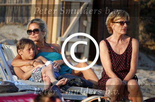 ibiza 17 juli 2013
Wendy Lizzy en Sem v Dijk en Erland Galjaard met zijn dochter Elena op het strand van Salinas. Ook de moeder van de Wendy was gezellig mee.
Peter Smulders bv