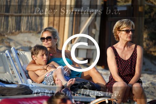 ibiza 17 juli 2013
Wendy Lizzy en Sem v Dijk en Erland Galjaard met zijn dochter Elena op het strand van Salinas. Ook de moeder van de Wendy was gezellig mee.
Peter Smulders bv