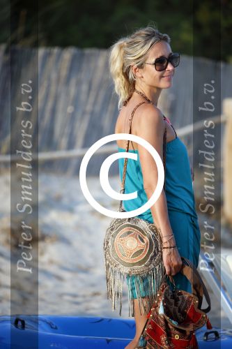 ibiza 17 juli 2013
Wendy Lizzy en Sem v Dijk en Erland Galjaard met zijn dochter Elena op het strand van Salinas. Ook de moeder van de Wendy was gezellig mee.
Peter Smulders bv