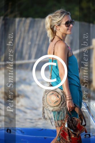 ibiza 17 juli 2013
Wendy Lizzy en Sem v Dijk en Erland Galjaard met zijn dochter Elena op het strand van Salinas. Ook de moeder van de Wendy was gezellig mee.
Peter Smulders bv