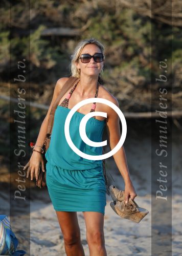 ibiza 17 juli 2013
Wendy Lizzy en Sem v Dijk en Erland Galjaard met zijn dochter Elena op het strand van Salinas. Ook de moeder van de Wendy was gezellig mee.
Peter Smulders bv