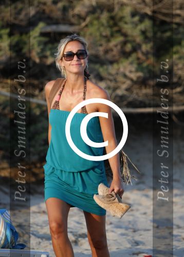 ibiza 17 juli 2013
Wendy Lizzy en Sem v Dijk en Erland Galjaard met zijn dochter Elena op het strand van Salinas. Ook de moeder van de Wendy was gezellig mee.
Peter Smulders bv