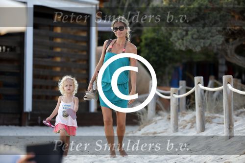 ibiza 17 juli 2013
Wendy Lizzy en Sem v Dijk en Erland Galjaard met zijn dochter Elena op het strand van Salinas. Ook de moeder van de Wendy was gezellig mee.
Peter Smulders bv