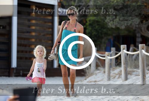 ibiza 17 juli 2013
Wendy Lizzy en Sem v Dijk en Erland Galjaard met zijn dochter Elena op het strand van Salinas. Ook de moeder van de Wendy was gezellig mee.
Peter Smulders bv