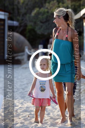 ibiza 17 juli 2013
Wendy Lizzy en Sem v Dijk en Erland Galjaard met zijn dochter Elena op het strand van Salinas. Ook de moeder van de Wendy was gezellig mee.
Peter Smulders bv