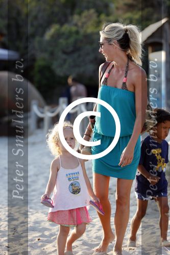 ibiza 17 juli 2013
Wendy Lizzy en Sem v Dijk en Erland Galjaard met zijn dochter Elena op het strand van Salinas. Ook de moeder van de Wendy was gezellig mee.
Peter Smulders bv