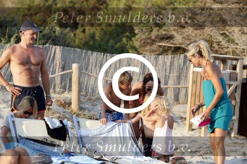 ibiza 17 juli 2013
Wendy Lizzy en Sem v Dijk en Erland Galjaard met zijn dochter Elena op het strand van Salinas. Ook de moeder van de Wendy was gezellig mee.
Peter Smulders bv