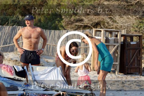 ibiza 17 juli 2013
Wendy Lizzy en Sem v Dijk en Erland Galjaard met zijn dochter Elena op het strand van Salinas. Ook de moeder van de Wendy was gezellig mee.
Peter Smulders bv