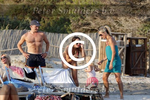 ibiza 17 juli 2013
Wendy Lizzy en Sem v Dijk en Erland Galjaard met zijn dochter Elena op het strand van Salinas. Ook de moeder van de Wendy was gezellig mee.
Peter Smulders bv