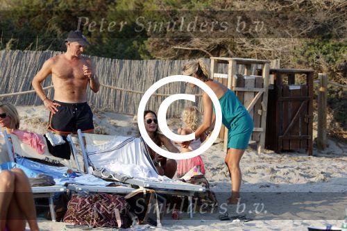 ibiza 17 juli 2013
Wendy Lizzy en Sem v Dijk en Erland Galjaard met zijn dochter Elena op het strand van Salinas. Ook de moeder van de Wendy was gezellig mee.
Peter Smulders bv