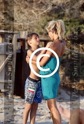 ibiza 17 juli 2013
Wendy Lizzy en Sem v Dijk en Erland Galjaard met zijn dochter Elena op het strand van Salinas. Ook de moeder van de Wendy was gezellig mee.
Peter Smulders bv