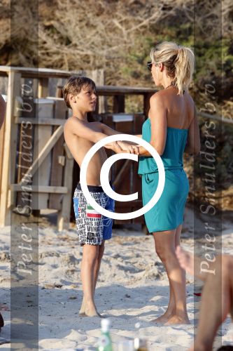 ibiza 17 juli 2013
Wendy Lizzy en Sem v Dijk en Erland Galjaard met zijn dochter Elena op het strand van Salinas. Ook de moeder van de Wendy was gezellig mee.
Peter Smulders bv