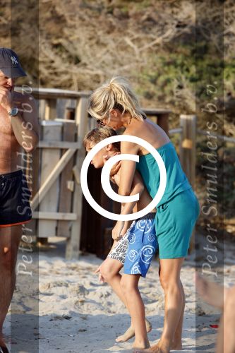 ibiza 17 juli 2013
Wendy Lizzy en Sem v Dijk en Erland Galjaard met zijn dochter Elena op het strand van Salinas. Ook de moeder van de Wendy was gezellig mee.
Peter Smulders bv