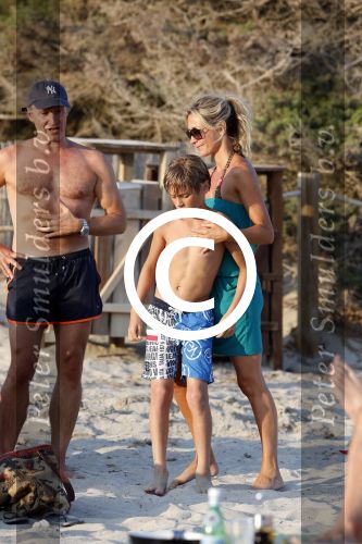 ibiza 17 juli 2013
Wendy Lizzy en Sem v Dijk en Erland Galjaard met zijn dochter Elena op het strand van Salinas. Ook de moeder van de Wendy was gezellig mee.
Peter Smulders bv