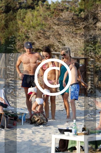 ibiza 17 juli 2013
Wendy Lizzy en Sem v Dijk en Erland Galjaard met zijn dochter Elena op het strand van Salinas. Ook de moeder van de Wendy was gezellig mee.
Peter Smulders bv