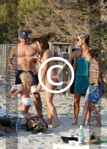 ibiza 17 juli 2013
Wendy Lizzy en Sem v Dijk en Erland Galjaard met zijn dochter Elena op het strand van Salinas. Ook de moeder van de Wendy was gezellig mee.
Peter Smulders bv