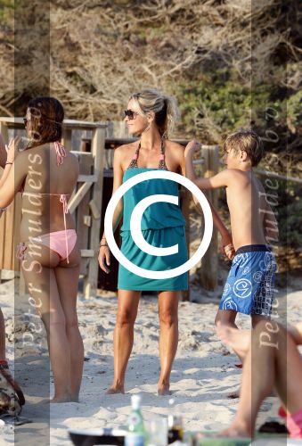 ibiza 17 juli 2013
Wendy Lizzy en Sem v Dijk en Erland Galjaard met zijn dochter Elena op het strand van Salinas. Ook de moeder van de Wendy was gezellig mee.
Peter Smulders bv