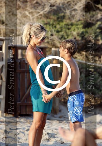 ibiza 17 juli 2013
Wendy Lizzy en Sem v Dijk en Erland Galjaard met zijn dochter Elena op het strand van Salinas. Ook de moeder van de Wendy was gezellig mee.
Peter Smulders bv