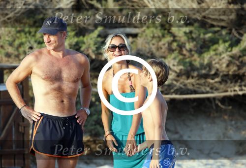 ibiza 17 juli 2013
Wendy Lizzy en Sem v Dijk en Erland Galjaard met zijn dochter Elena op het strand van Salinas. Ook de moeder van de Wendy was gezellig mee.
Peter Smulders bv