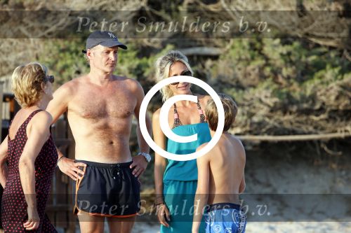 ibiza 17 juli 2013
Wendy Lizzy en Sem v Dijk en Erland Galjaard met zijn dochter Elena op het strand van Salinas. Ook de moeder van de Wendy was gezellig mee.
Peter Smulders bv