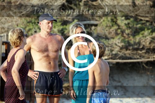 ibiza 17 juli 2013
Wendy Lizzy en Sem v Dijk en Erland Galjaard met zijn dochter Elena op het strand van Salinas. Ook de moeder van de Wendy was gezellig mee.
Peter Smulders bv
