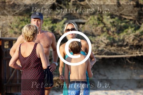 ibiza 17 juli 2013
Wendy Lizzy en Sem v Dijk en Erland Galjaard met zijn dochter Elena op het strand van Salinas. Ook de moeder van de Wendy was gezellig mee.
Peter Smulders bv