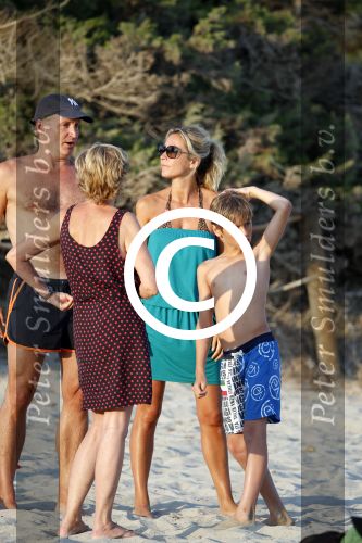 ibiza 17 juli 2013
Wendy Lizzy en Sem v Dijk en Erland Galjaard met zijn dochter Elena op het strand van Salinas. Ook de moeder van de Wendy was gezellig mee.
Peter Smulders bv