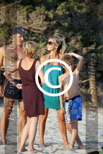 ibiza 17 juli 2013
Wendy Lizzy en Sem v Dijk en Erland Galjaard met zijn dochter Elena op het strand van Salinas. Ook de moeder van de Wendy was gezellig mee.
Peter Smulders bv