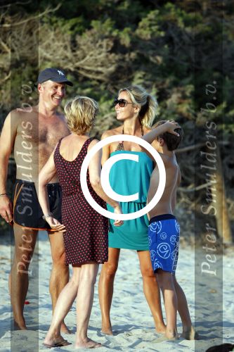 ibiza 17 juli 2013
Wendy Lizzy en Sem v Dijk en Erland Galjaard met zijn dochter Elena op het strand van Salinas. Ook de moeder van de Wendy was gezellig mee.
Peter Smulders bv