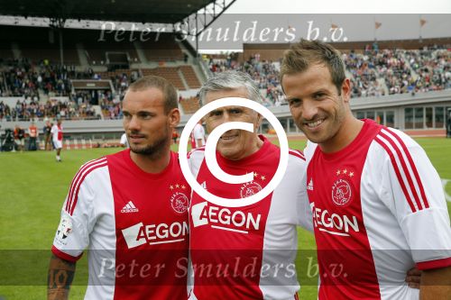 Amsterdam 3 juli 2013
Sjaak Swart 75 jaar . Hij viert dat met een wedstrijd met oud ajax spelers in het Olympisch stadion. Rafael v d Vaart en Wesley Sneijder
Peter Smulders bv