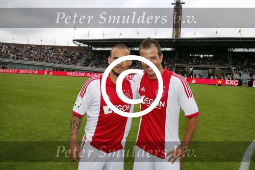 Amsterdam 3 juli 2013
Sjaak Swart 75 jaar . Hij viert dat met een wedstrijd met oud ajax spelers in het Olympisch stadion. Rafael v d Vaart en Wesley Sneijder
Peter Smulders bv