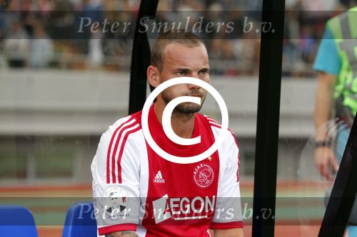 Amsterdam 3 juli 2013
Sjaak Swart 75 jaar . Hij viert dat met een wedstrijd met oud ajax spelers in het Olympisch stadion. Wesley Sneijder met Yolanthe haar naam op zijn schoenen
Peter Smulders bv