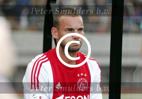 Amsterdam 3 juli 2013
Sjaak Swart 75 jaar . Hij viert dat met een wedstrijd met oud ajax spelers in het Olympisch stadion. Wesley Sneijder met Yolanthe haar naam op zijn schoenen
Peter Smulders bv