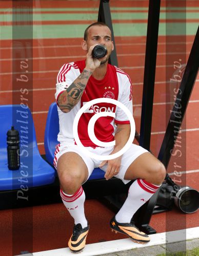 Amsterdam 3 juli 2013
Sjaak Swart 75 jaar . Hij viert dat met een wedstrijd met oud ajax spelers in het Olympisch stadion. Wesley Sneijder met Yolanthe haar naam op zijn schoenen
Peter Smulders bv
