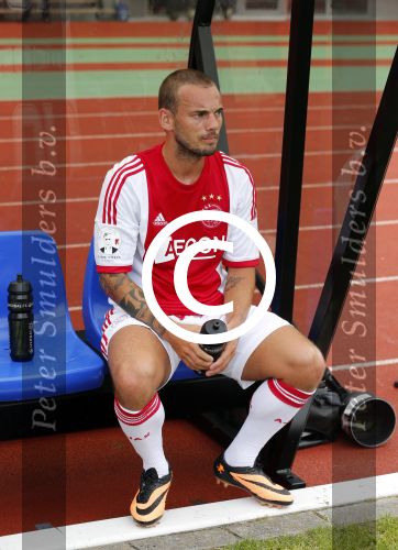 Amsterdam 3 juli 2013
Sjaak Swart 75 jaar . Hij viert dat met een wedstrijd met oud ajax spelers in het Olympisch stadion. Wesley Sneijder met Yolanthe haar naam op zijn schoenen
Peter Smulders bv