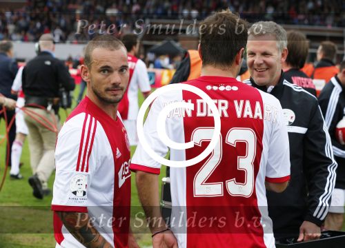 Amsterdam 3 juli 2013
Sjaak Swart 75 jaar . Hij viert dat met een wedstrijd met oud ajax spelers in het Olympisch stadion. Rafael v d Vaart en Wesley Sneijder
Peter Smulders bv