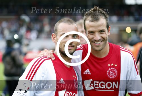 Amsterdam 3 juli 2013
Sjaak Swart 75 jaar . Hij viert dat met een wedstrijd met oud ajax spelers in het Olympisch stadion. Rafael v d Vaart en Wesley Sneijder
Peter Smulders bv