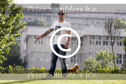 istanbul 22 mei 2013
Wesley Sneijder en zijn vrouw Yolanthe Sneijder Cabau met hun hond voor hun huis in Istanbul
Peter Smulders bv