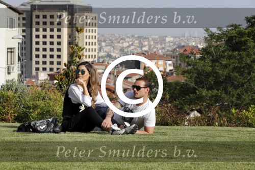 istanbul 22 mei 2013
Wesley Sneijder en zijn vrouw Yolanthe Sneijder Cabau met hun hond voor hun huis in Istanbul
Peter Smulders bv