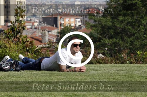 istanbul 22 mei 2013
Wesley Sneijder en zijn vrouw Yolanthe Sneijder Cabau met hun hond voor hun huis in Istanbul
Peter Smulders bv