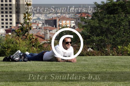 istanbul 22 mei 2013
Wesley Sneijder en zijn vrouw Yolanthe Sneijder Cabau met hun hond voor hun huis in Istanbul
Peter Smulders bv