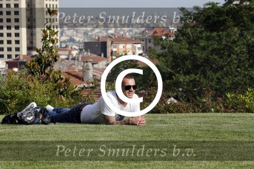 istanbul 22 mei 2013
Wesley Sneijder en zijn vrouw Yolanthe Sneijder Cabau met hun hond voor hun huis in Istanbul
Peter Smulders bv