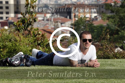 istanbul 22 mei 2013
Wesley Sneijder en zijn vrouw Yolanthe Sneijder Cabau met hun hond voor hun huis in Istanbul
Peter Smulders bv