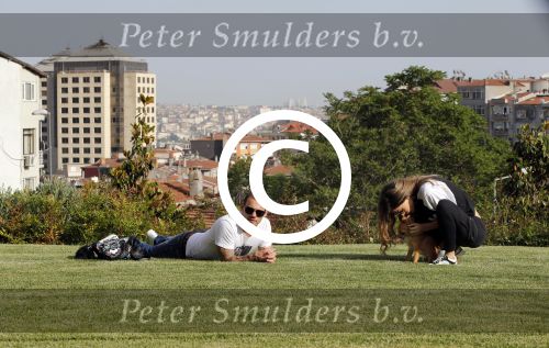 istanbul 22 mei 2013
Wesley Sneijder en zijn vrouw Yolanthe Sneijder Cabau met hun hond voor hun huis in Istanbul
Peter Smulders bv